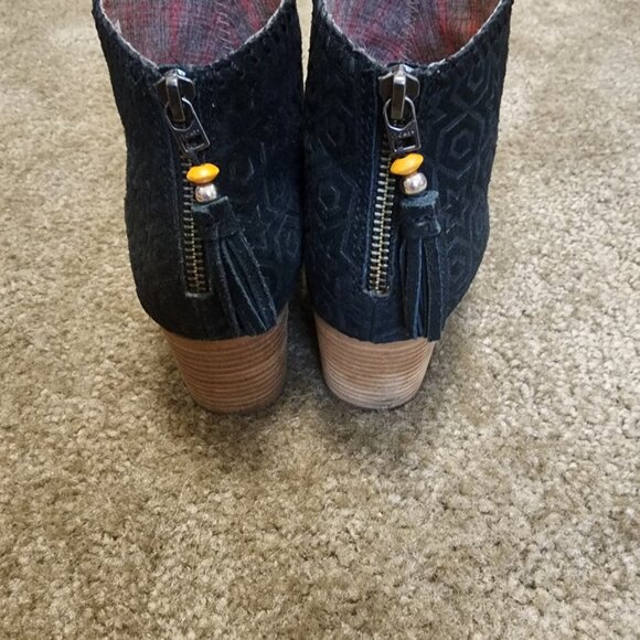 TOMS Leila Bootie U.S. Women's Size 9 Oxford Black Suede Embossed Tassel Detail - Picture 3 of 3